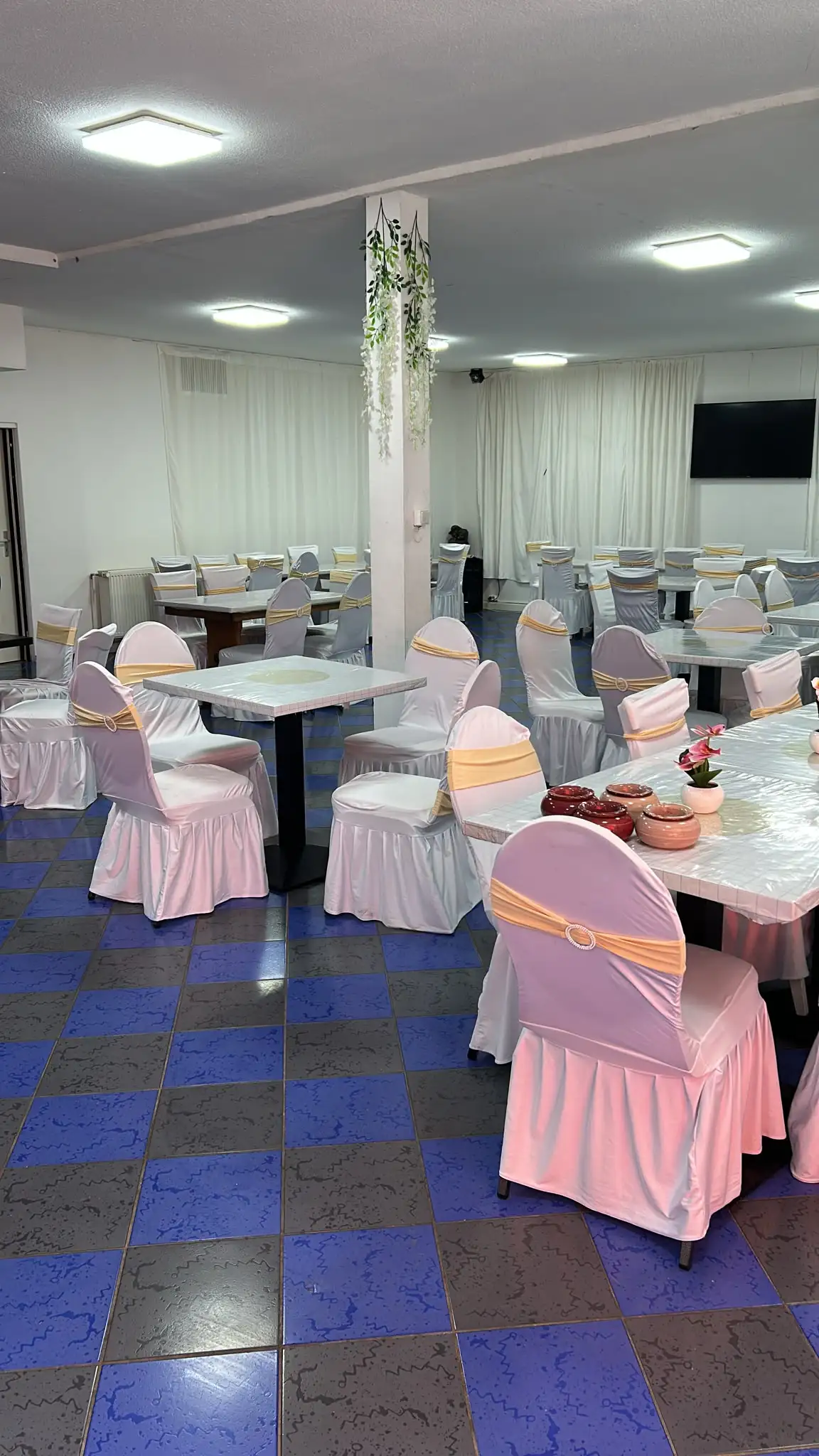 Festlich eingedeckter Eventsaal für Hochzeit in Dortmund-Scharnhorst
