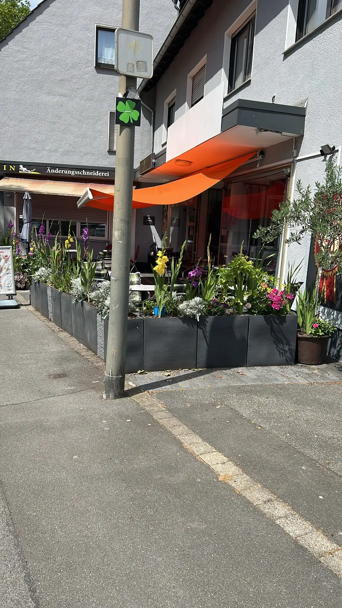 Steinofen Pizza Scharnhorst — Außenansicht mit Terrasse