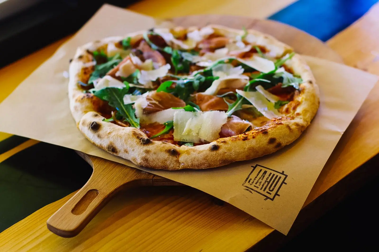 Frische Steinofen-Pizza mit Basilikum